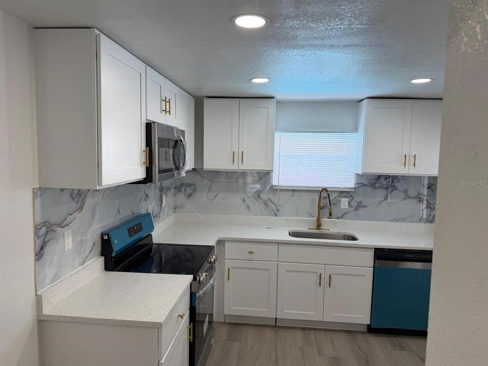 For Sale: $460,000 (6 beds, 3 baths, 1824 Square Feet)