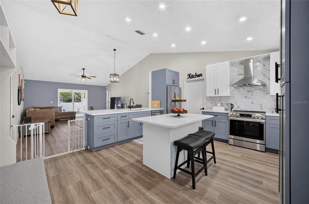 На продажу: $329,900 (3 спален, 2 ванн, 1367 Квадратных фут)