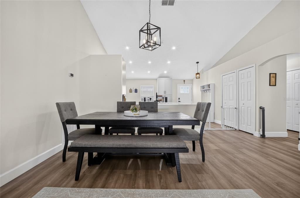 На продажу: $329,900 (3 спален, 2 ванн, 1367 Квадратных фут)