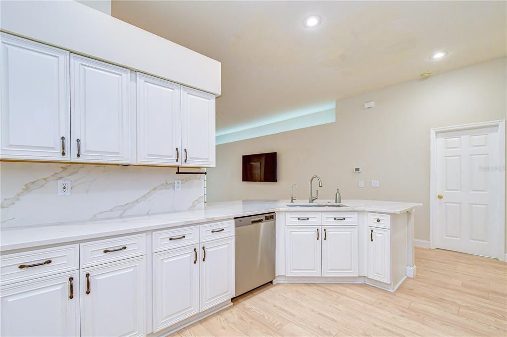 En Venta: $480,000 (4 camas, 2 baños, 2108 Pies cuadrados)