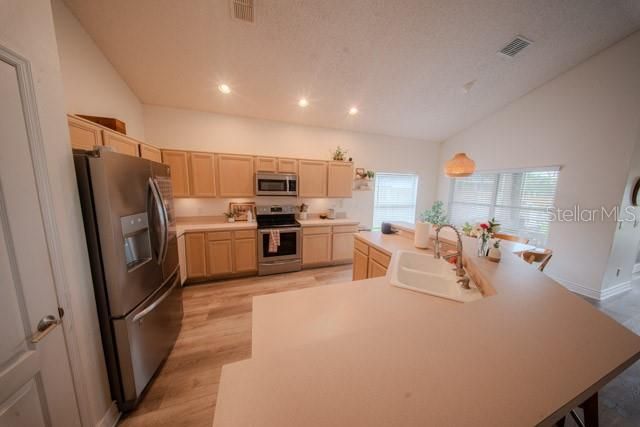 Activo con contrato: $535,000 (4 camas, 2 baños, 2142 Pies cuadrados)