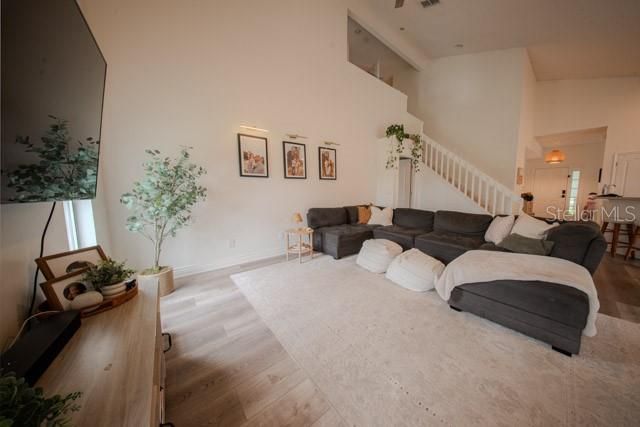 Activo con contrato: $535,000 (4 camas, 2 baños, 2142 Pies cuadrados)