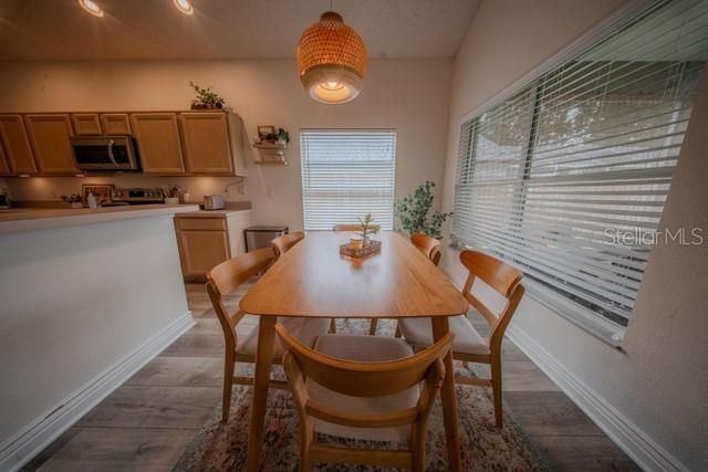 Activo con contrato: $535,000 (4 camas, 2 baños, 2142 Pies cuadrados)