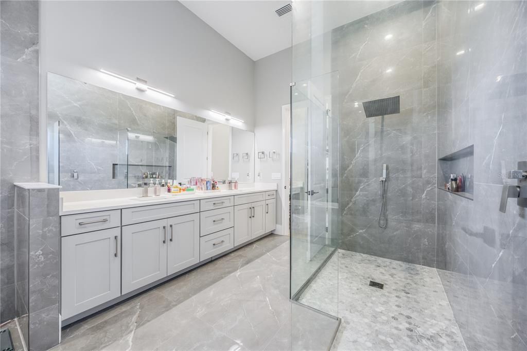 En Venta: $1,999,000 (6 camas, 5 baños, 5248 Pies cuadrados)