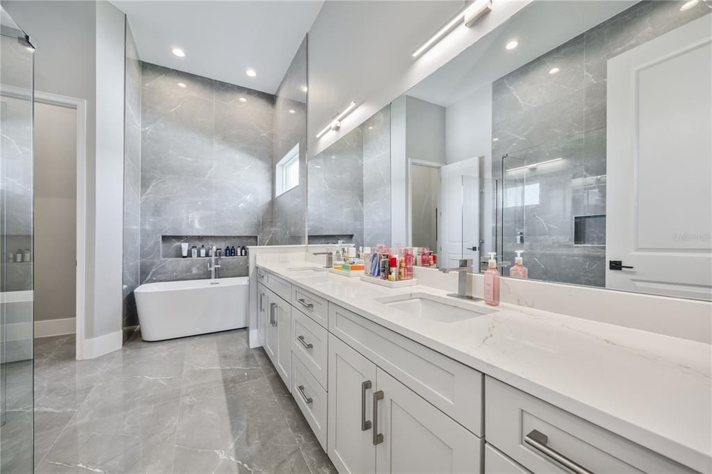 En Venta: $1,999,000 (6 camas, 5 baños, 5248 Pies cuadrados)