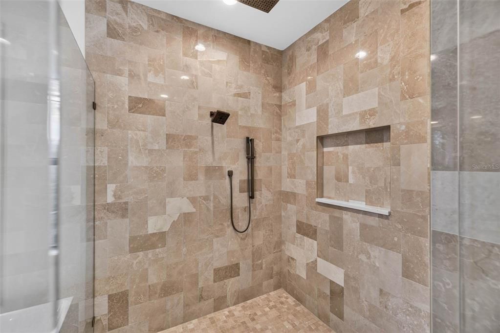 En Venta: $2,200,000 (5 camas, 4 baños, 4137 Pies cuadrados)
