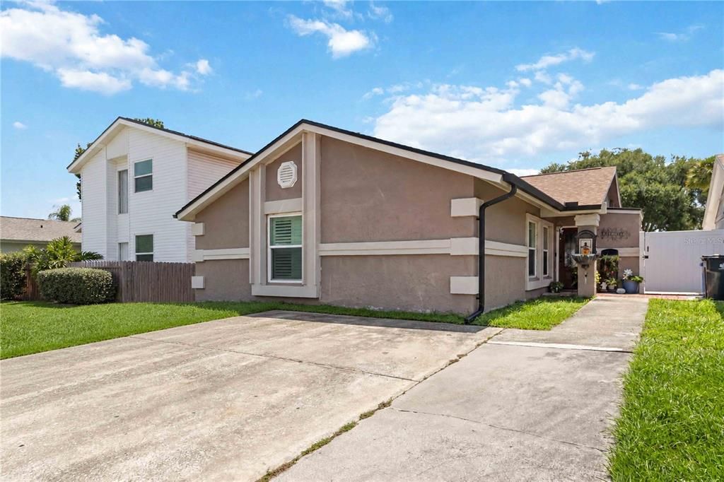 For Rent: $2,600 (3 beds, 2 baths, 1259 Square Feet)