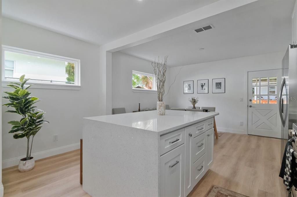 Activo con contrato: $456,900 (4 camas, 2 baños, 1644 Pies cuadrados)