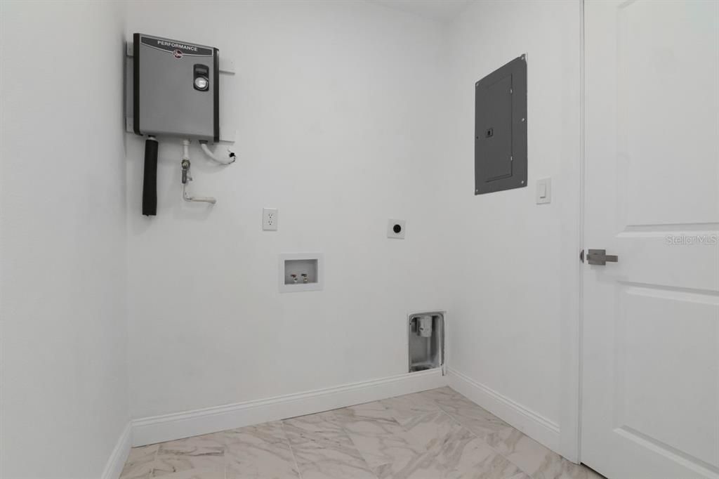 Activo con contrato: $456,900 (4 camas, 2 baños, 1644 Pies cuadrados)