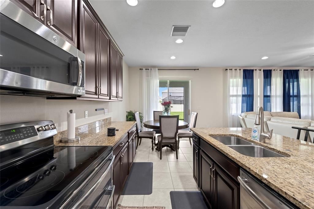 For Sale: $499,000 (5 beds, 3 baths, 2599 Square Feet)