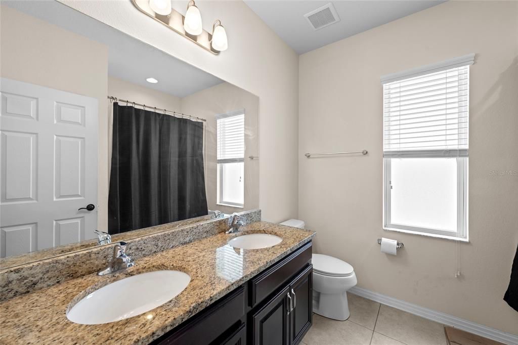 For Sale: $499,000 (5 beds, 3 baths, 2599 Square Feet)