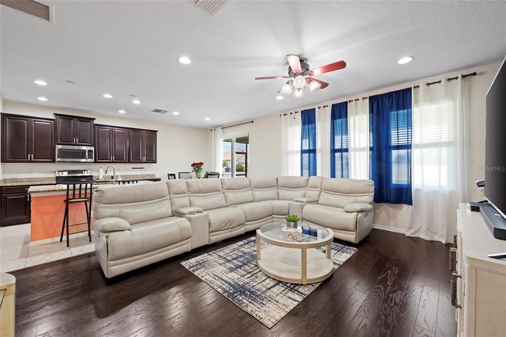 For Sale: $499,000 (5 beds, 3 baths, 2599 Square Feet)