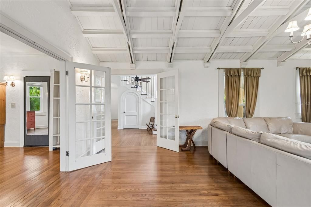 Activo con contrato: $649,000 (3 camas, 2 baños, 2351 Pies cuadrados)