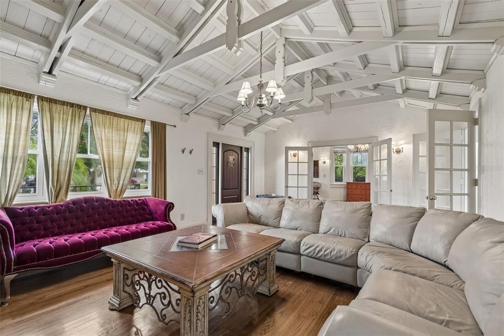 Activo con contrato: $649,000 (3 camas, 2 baños, 2351 Pies cuadrados)