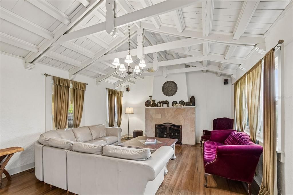 Activo con contrato: $649,000 (3 camas, 2 baños, 2351 Pies cuadrados)