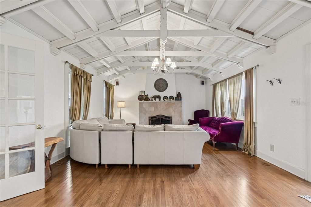 Activo con contrato: $649,000 (3 camas, 2 baños, 2351 Pies cuadrados)