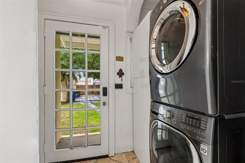 Activo con contrato: $649,000 (3 camas, 2 baños, 2351 Pies cuadrados)