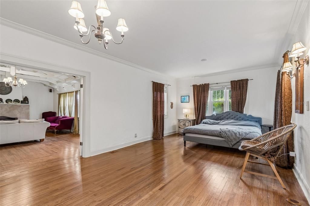 Activo con contrato: $649,000 (3 camas, 2 baños, 2351 Pies cuadrados)