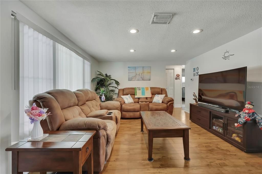 En Venta: $244,500 (3 camas, 2 baños, 1307 Pies cuadrados)