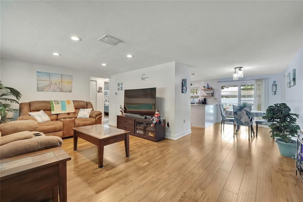 En Venta: $244,500 (3 camas, 2 baños, 1307 Pies cuadrados)