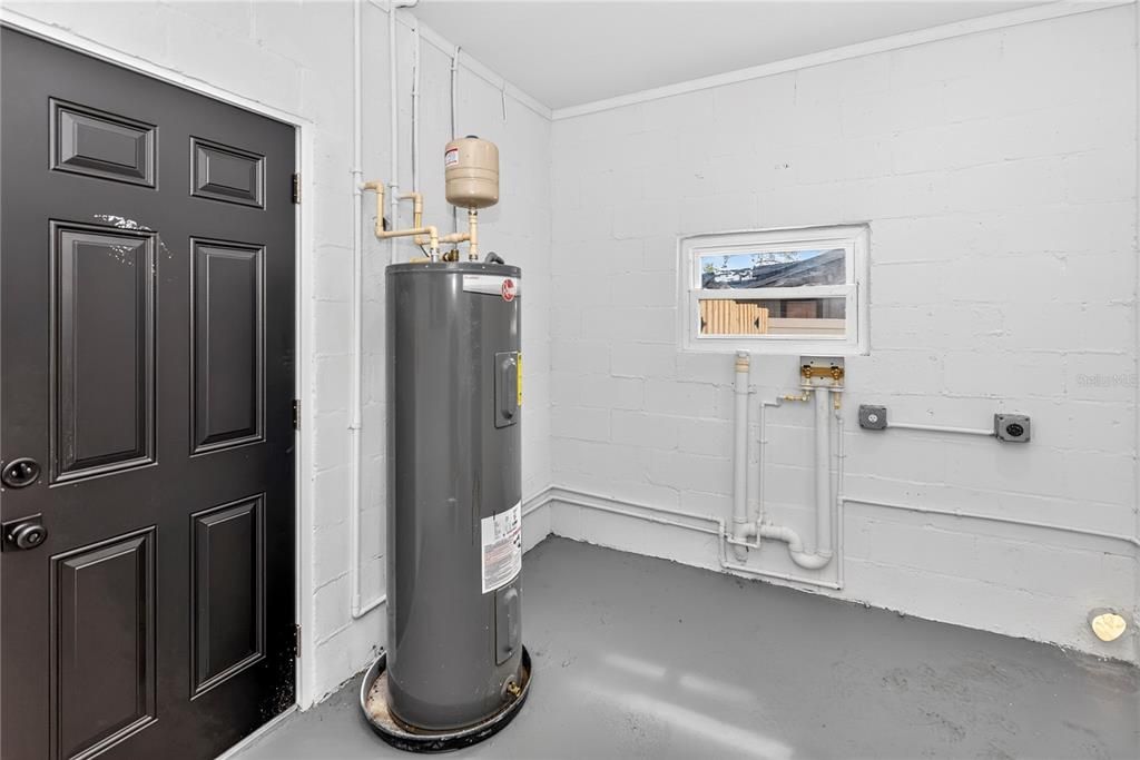 For Sale: $289,000 (2 beds, 1 baths, 1159 Square Feet)