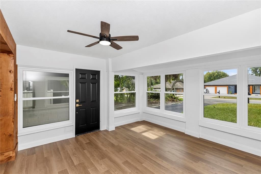 For Sale: $289,000 (2 beds, 1 baths, 1159 Square Feet)