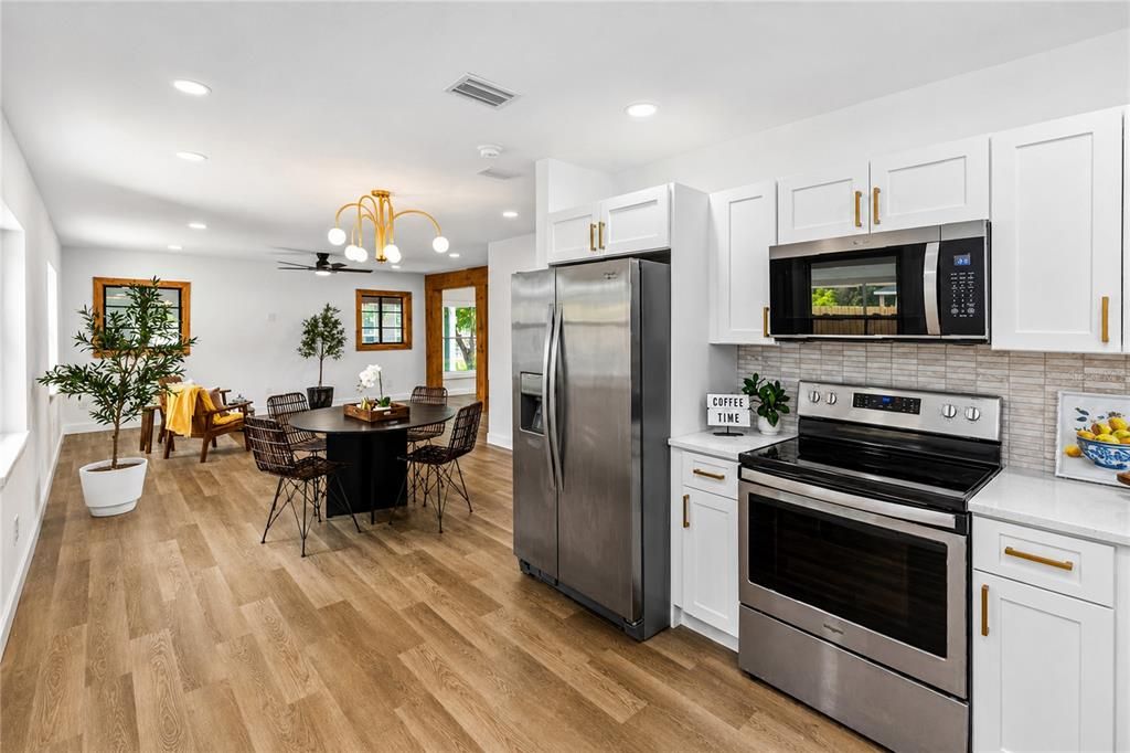 For Sale: $289,000 (2 beds, 1 baths, 1159 Square Feet)