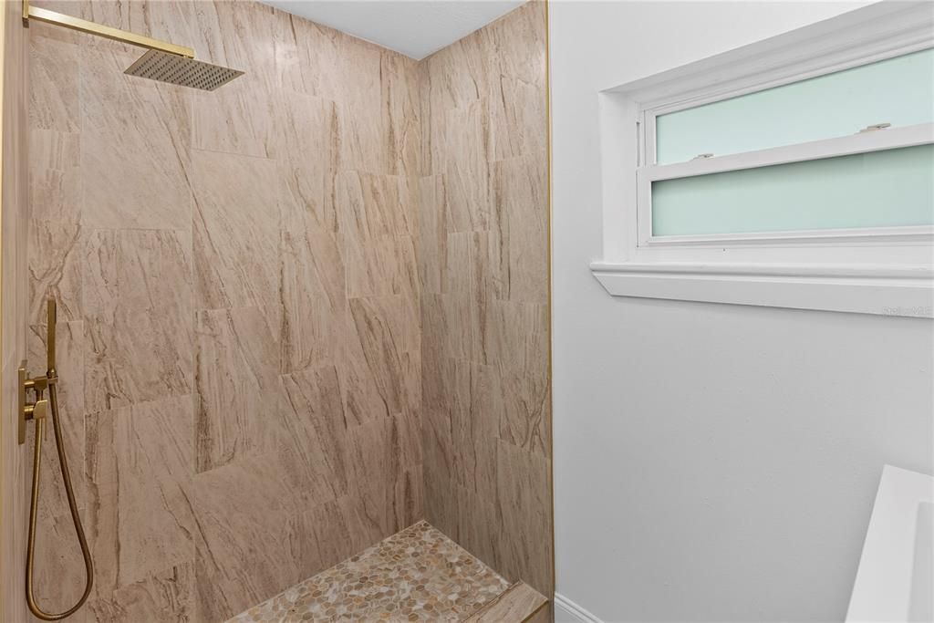 For Sale: $289,000 (2 beds, 1 baths, 1159 Square Feet)