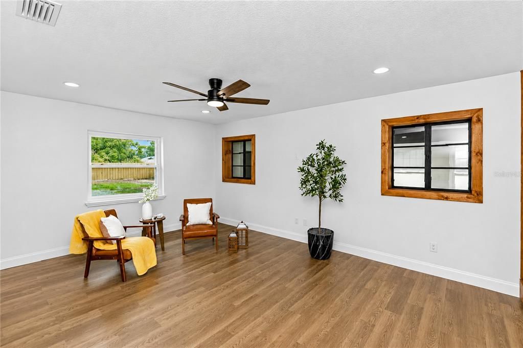 For Sale: $289,000 (2 beds, 1 baths, 1159 Square Feet)