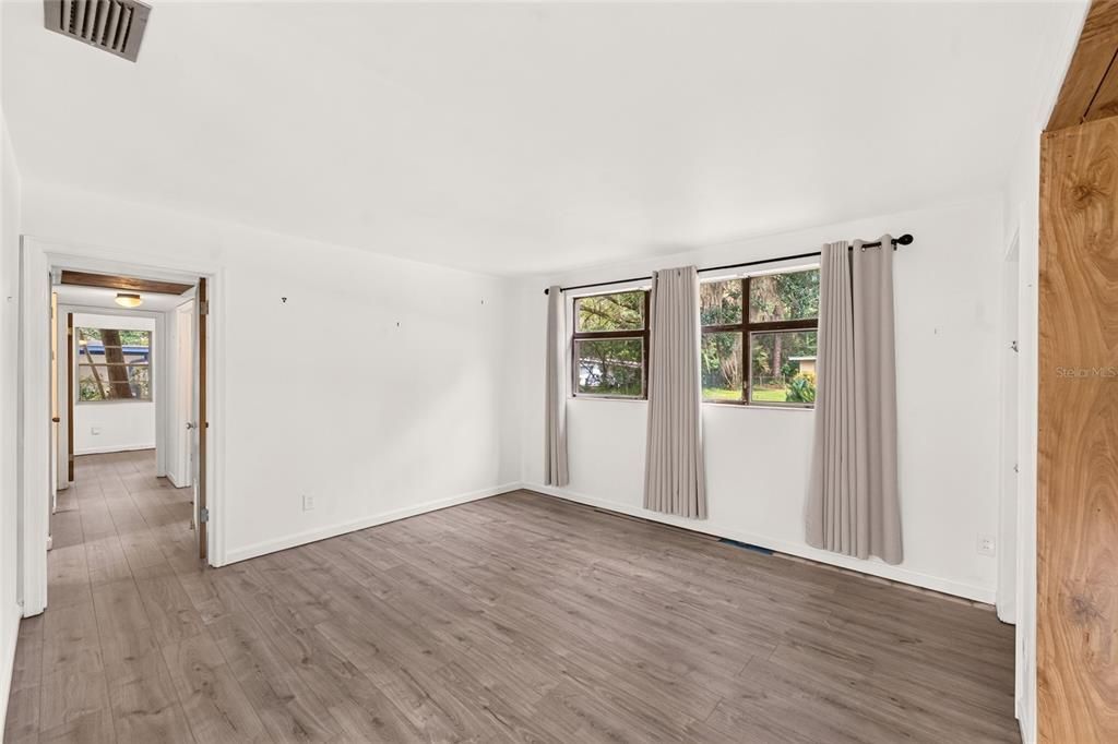 For Sale: $183,000 (3 beds, 1 baths, 1059 Square Feet)