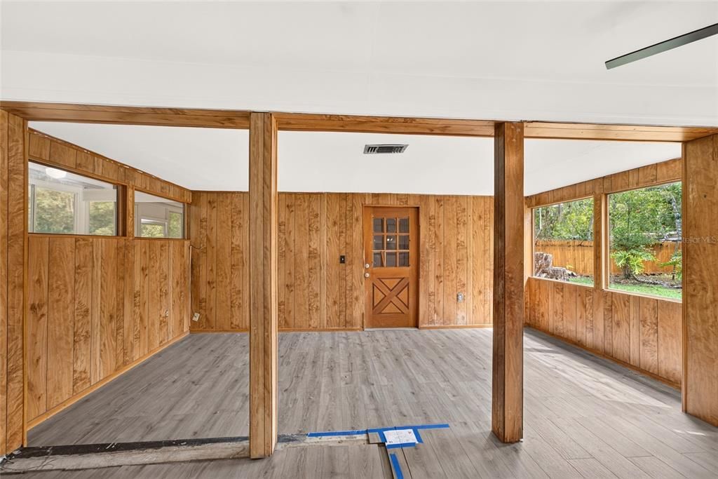 For Sale: $183,000 (3 beds, 1 baths, 1059 Square Feet)