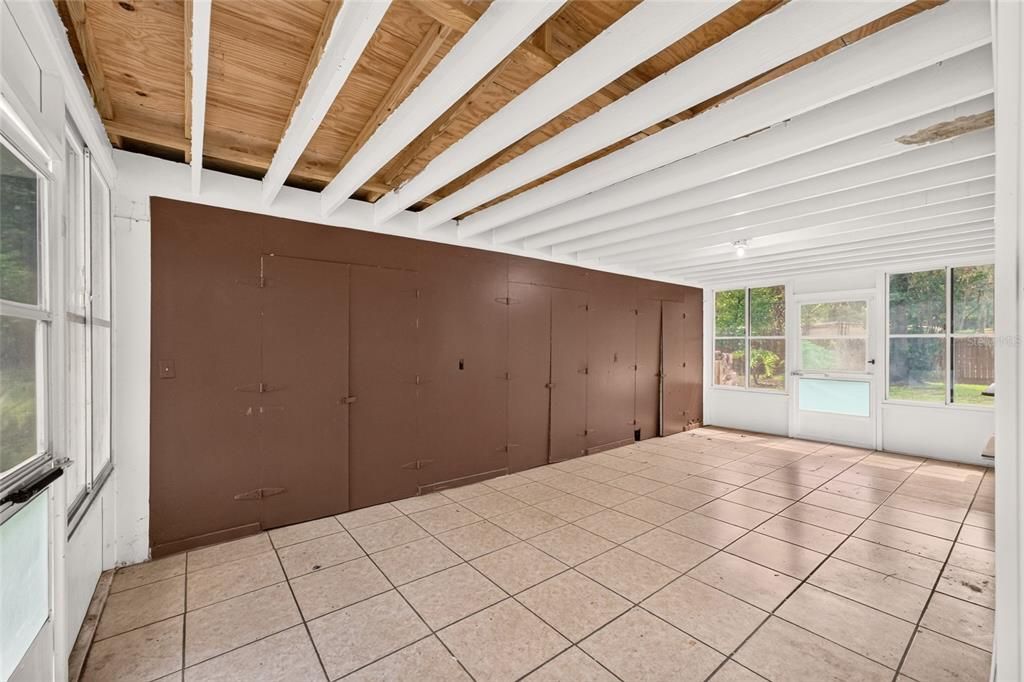 For Sale: $183,000 (3 beds, 1 baths, 1059 Square Feet)
