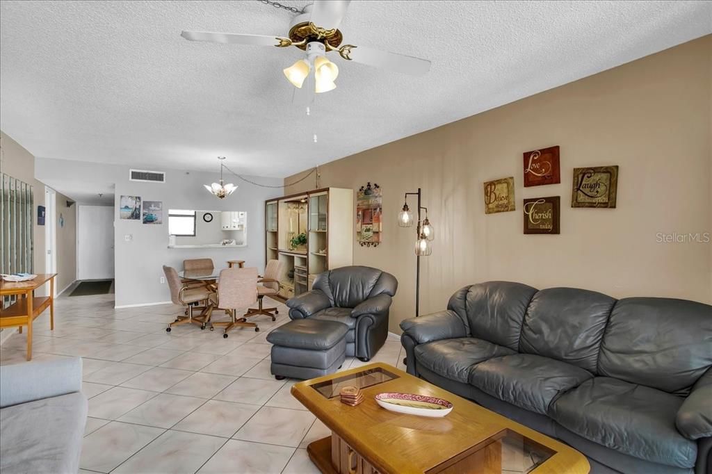 En Venta: $644,900 (2 camas, 2 baños, 1100 Pies cuadrados)