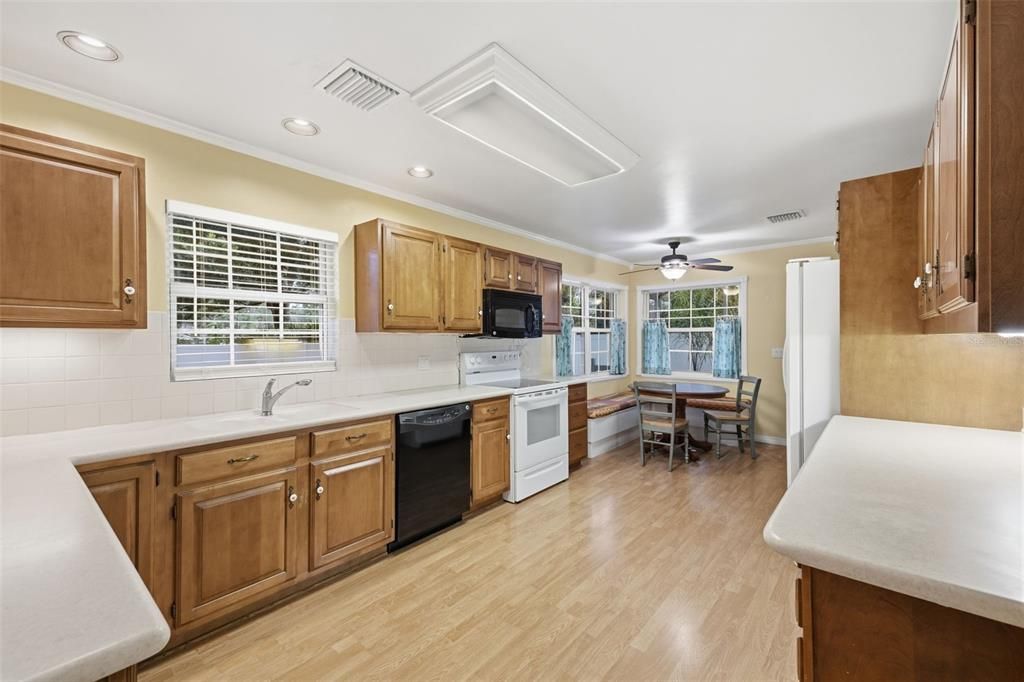 Activo con contrato: $434,900 (3 camas, 2 baños, 2073 Pies cuadrados)