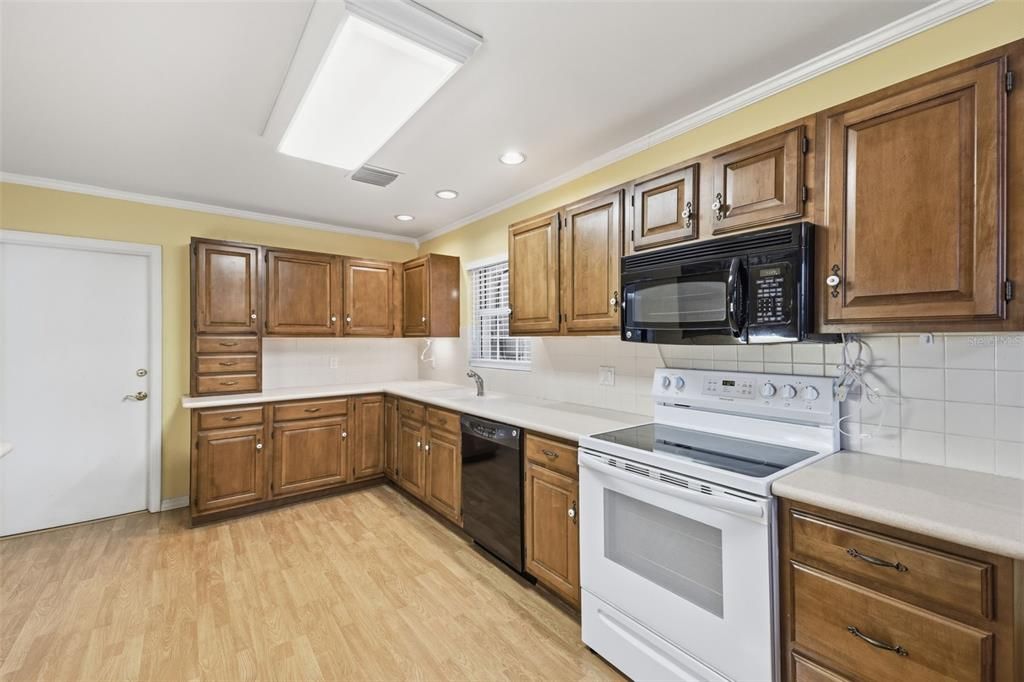 Activo con contrato: $434,900 (3 camas, 2 baños, 2073 Pies cuadrados)