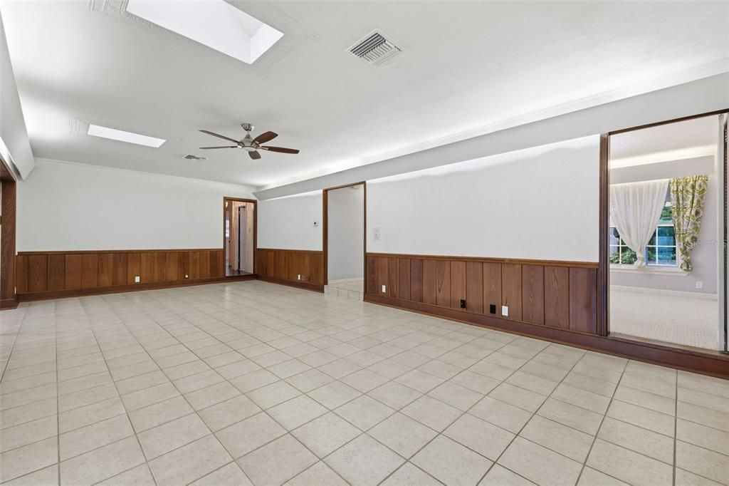 Activo con contrato: $434,900 (3 camas, 2 baños, 2073 Pies cuadrados)