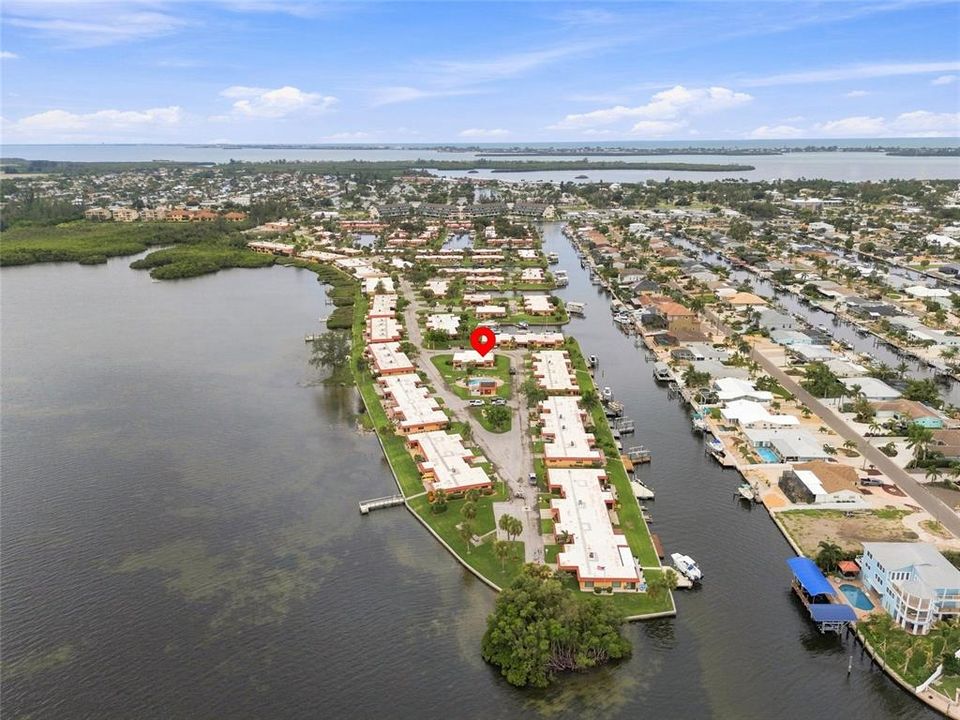 For Sale: $300,000 (2 beds, 2 baths, 1039 Square Feet)