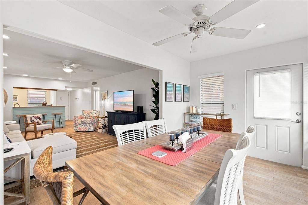 For Sale: $300,000 (2 beds, 2 baths, 1039 Square Feet)
