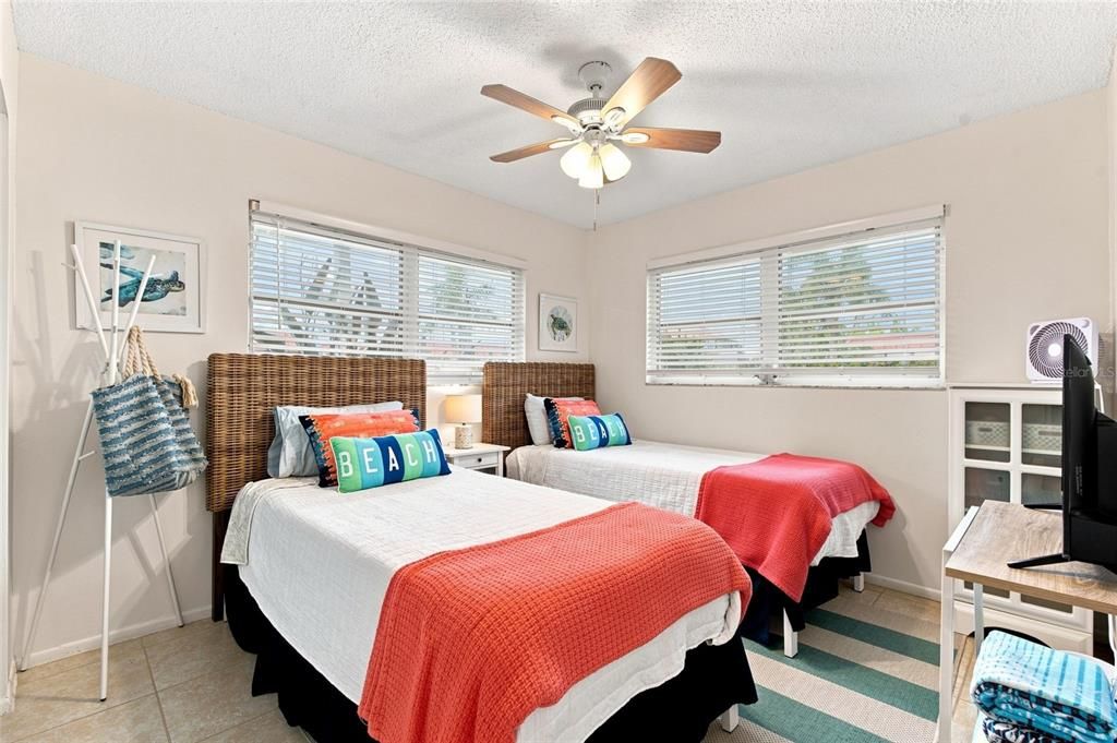 For Sale: $300,000 (2 beds, 2 baths, 1039 Square Feet)