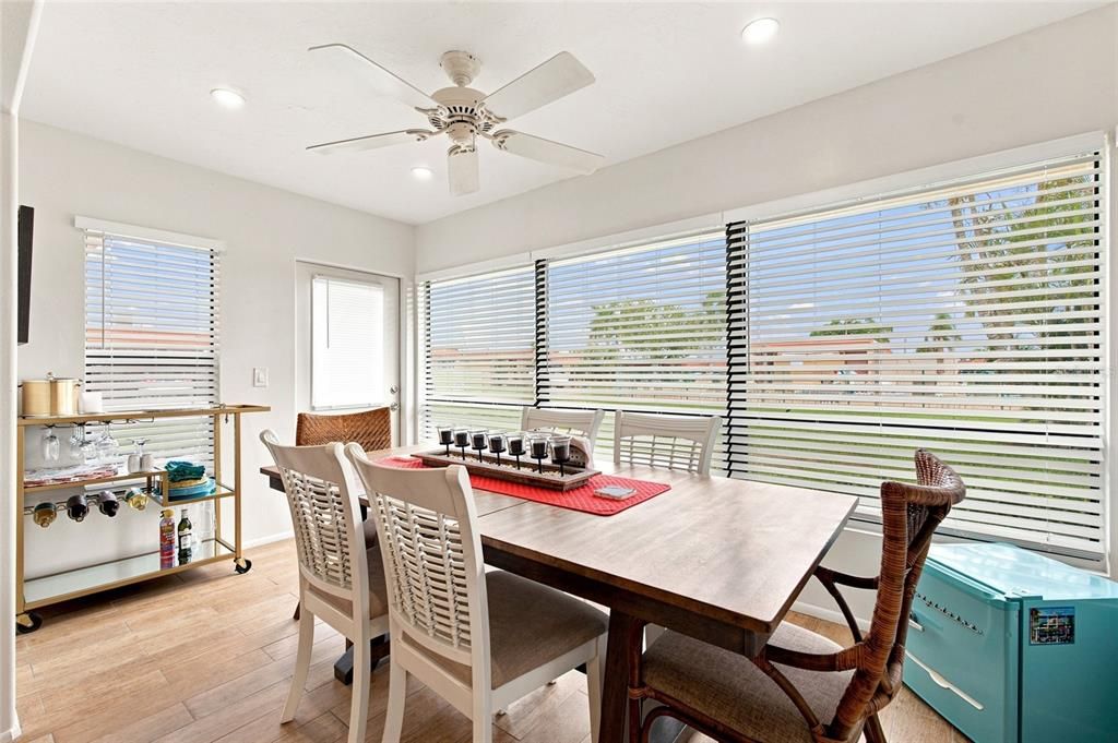 For Sale: $300,000 (2 beds, 2 baths, 1039 Square Feet)
