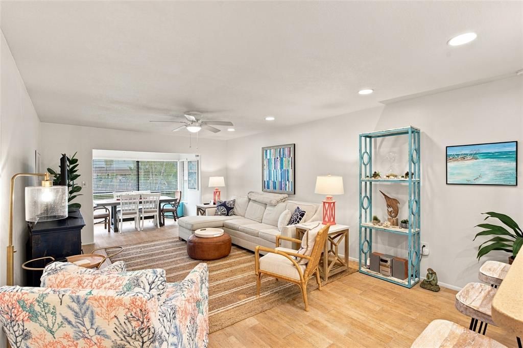 For Sale: $300,000 (2 beds, 2 baths, 1039 Square Feet)