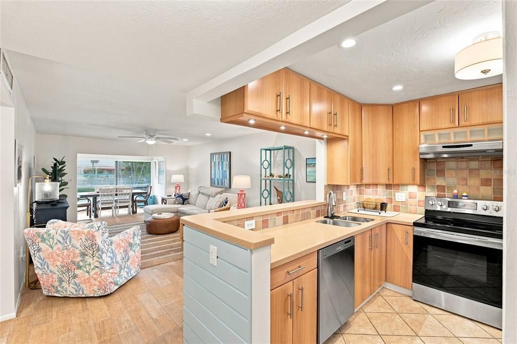 For Sale: $300,000 (2 beds, 2 baths, 1039 Square Feet)