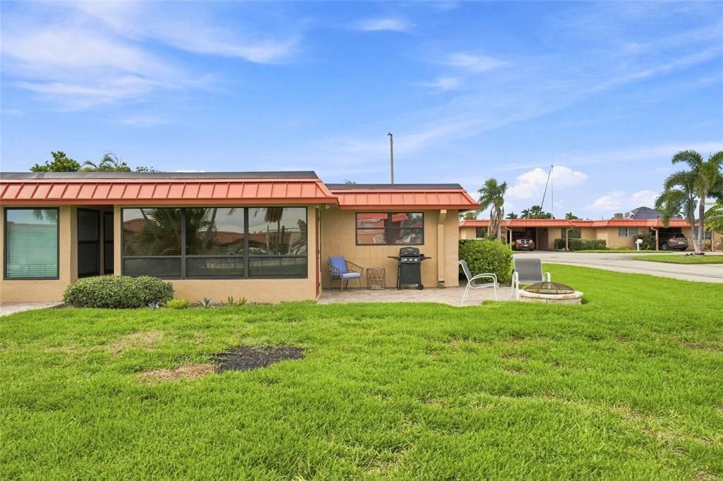 For Sale: $300,000 (2 beds, 2 baths, 1039 Square Feet)