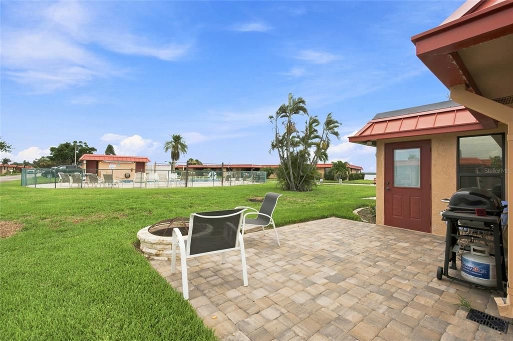 For Sale: $300,000 (2 beds, 2 baths, 1039 Square Feet)