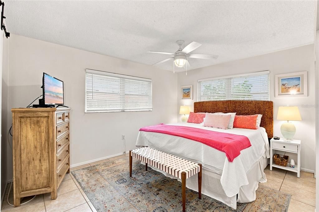 For Sale: $300,000 (2 beds, 2 baths, 1039 Square Feet)