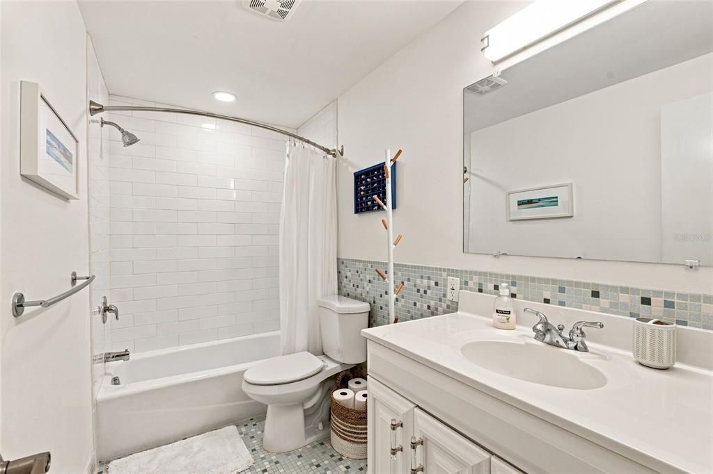 For Sale: $300,000 (2 beds, 2 baths, 1039 Square Feet)