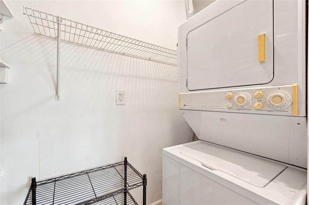 For Sale: $300,000 (2 beds, 2 baths, 1039 Square Feet)