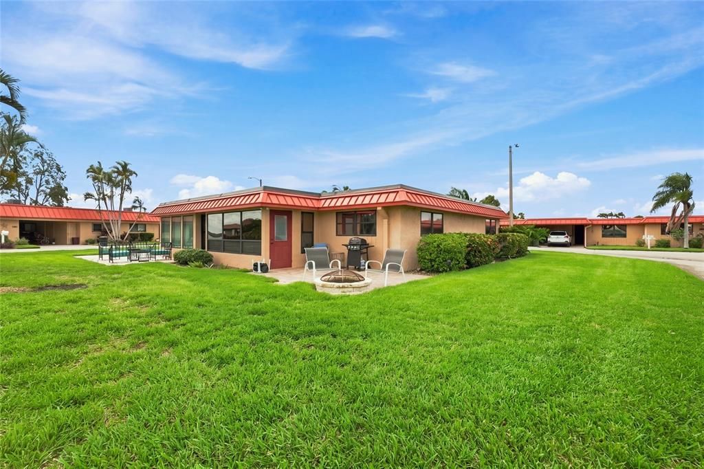 For Sale: $300,000 (2 beds, 2 baths, 1039 Square Feet)