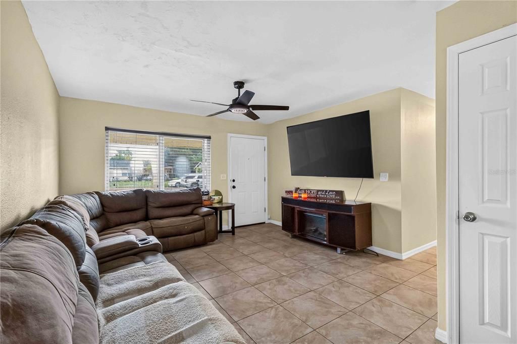 Active With Contract: $275,000 (3 beds, 2 baths, 1000 Square Feet)