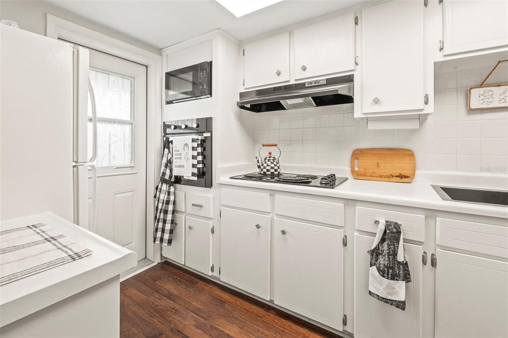 For Sale: $100,000 (1 beds, 1 baths, 700 Square Feet)